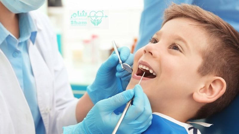 طبيب أسنان أطفال في سوريا أثناء علاج أسنان طفل 20206